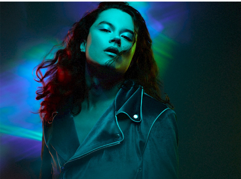 mantawoman_blue_jacket_up_credit_eivind_hansen.1184x866-126968.jpg