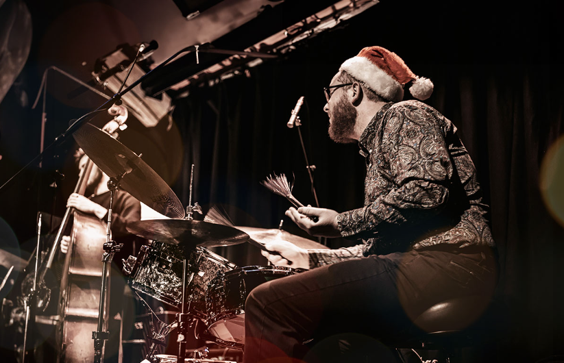 24.10-Swingin-Around-The-Christmas-Tree-PHB-114492.jpg